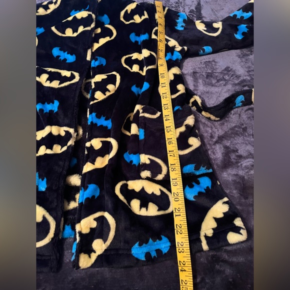 NWT Batman Robe 100% Polyester Size 6/7 (boys) - Picture 14 of 15